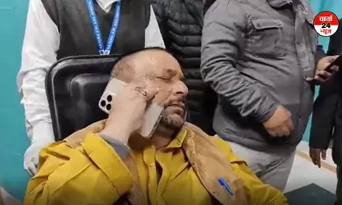 संसद परिसर में धक्का-मुक्की के बाद घायल सांसदों से पीएम मोदी ने की बात संसद परिसर में धक्का-मुक्की के बाद घायल सांसदों से पीएम मोदी ने की बात