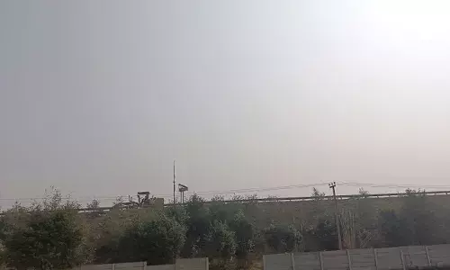 कोहरे में बढ़े प्रदूषण के कारण जहरीली हवा, अस्पतालों में मरीजों की संख्या बढ़ी कोहरे में बढ़े प्रदूषण के कारण जहरीली हवा, अस्पतालों में मरीजों की संख्या बढ़ी