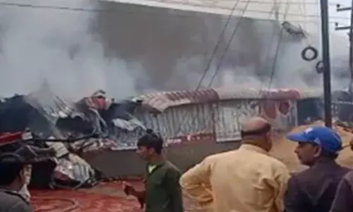 देवास में आग में जलकर चार लोगों की मौत, परिवार में मचा कोहराम देवास में आग में जलकर चार लोगों की मौत, परिवार में मचा कोहराम