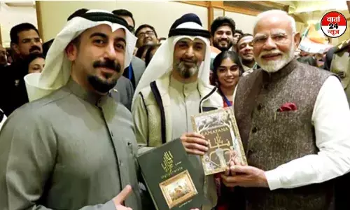 पीएम मोदी ने कुवैत में रामायण और महाभारत के अरबी अनुवादकों से की मुलाकात, पुस्तकों पर किए हस्ताक्षर