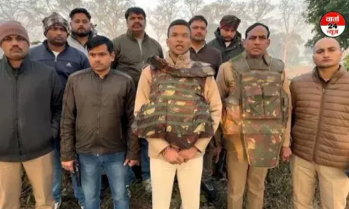 आतंकी हमले में पुलिस की गाड़ी बुरी तरह क्षतिग्रस्त, गोलियों से गूंज उठा इलाका आतंकी हमले में पुलिस की गाड़ी बुरी तरह क्षतिग्रस्त, गोलियों से गूंज उठा इलाका