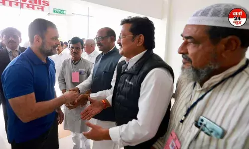 राहुल गांधी ने परभणी हिंसा में मृत सोमनाथ सूर्यवंशी के परिवार से की मुलाकात, फडणवीस सरकार पर साधा निशाना राहुल गांधी ने परभणी हिंसा में मृत सोमनाथ सूर्यवंशी के परिवार से की मुलाकात, फडणवीस सरकार पर साधा निशाना