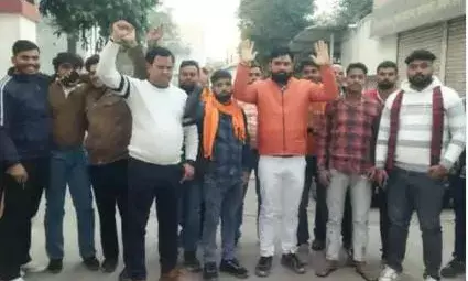 शिवलिंग को कब्रिस्तान की चारदीवारी से अलग करने की मांग शिवलिंग को कब्रिस्तान की चारदीवारी से अलग करने की मांग