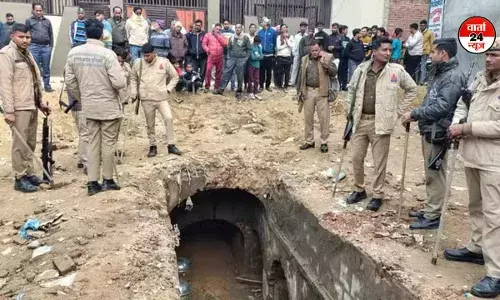 संभल में खाली प्लॉट में बावड़ी की तलाश, सुरंग और कमरों जैसी मिलीं आकृतियां संभल में खाली प्लॉट में बावड़ी की तलाश, सुरंग और कमरों जैसी मिलीं आकृतियां