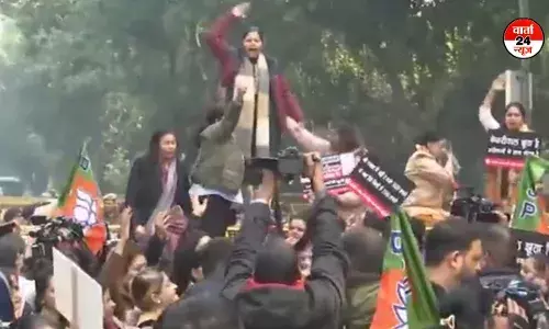 केजरीवाल के आवास के बाहर भाजपा महिला मोर्चा का विरोध प्रदर्शन, पुलिस ने लिया हिरासत में