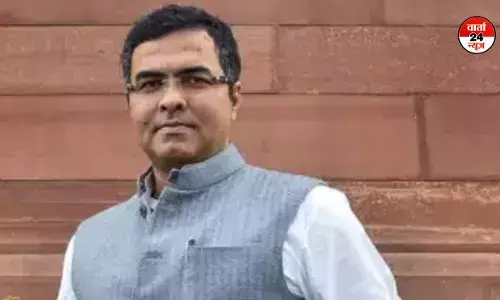 BJP नेता प्रवेश वर्मा के घर के बाहर महिलाओं का जमावड़ा, AAP नेताओं ने लगाया कैश बांटने का आरोप