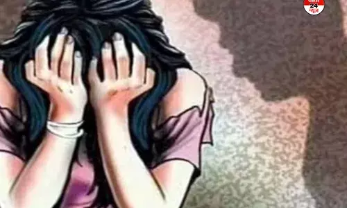 लोनी विधायक कार्यालय में विरोध: छेड़छाड़ मामले में कार्रवाई न होने पर प्रदर्शन