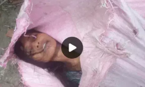 18 वर्षीय लड़की की रहस्यमय मौत: झाड़ियों में मिली बोरी में लाश 18 वर्षीय लड़की की रहस्यमय मौत: झाड़ियों में मिली बोरी में लाश