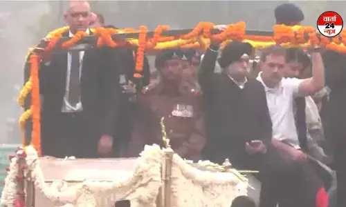 पूर्व पीएम मनमोहन सिंह की अंतिम यात्रा: राहुल गांधी और परिवार ट्रक में मौजूद पूर्व पीएम मनमोहन सिंह की अंतिम यात्रा: राहुल गांधी और परिवार ट्रक में मौजूद