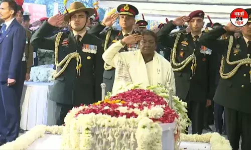 डॉ मनमोहन सिंह तोपगाड़ी पर पार्थिव शरीर को लाया गया, तीनों सेनाओं ने सलामी दी