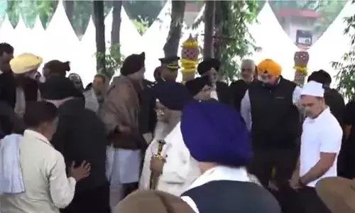 राहुल गांधी ने बेटे की तरह निभाई पूर्व प्रधानमंत्री मनमोहन सिंह के अंतिम संस्कार की जिम्मेदारी राहुल गांधी ने बेटे की तरह निभाई पूर्व प्रधानमंत्री मनमोहन सिंह के अंतिम संस्कार की जिम्मेदारी