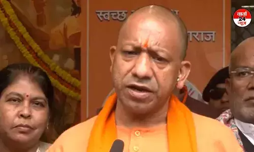 प्रयागराज में सीएम योगी ने संगम घाट पर की आरती, महाकुंभ मेला की तैयारियों की समीक्षा की प्रयागराज में सीएम योगी ने संगम घाट पर की आरती, महाकुंभ मेला की तैयारियों की समीक्षा की