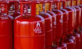 नए साल के पहले दिन पेट्रोलियम कंपनियों ने दिया खास तोहफा ! ऑयल एंड गैस मार्केटिंग कंपनियों ने पहली जनवरी से एलपीजी सिलेंडर की कीमतों में कटौती का किया एलान नए साल के पहले दिन पेट्रोलियम कंपनियों ने दिया खास तोहफा ! ऑयल एंड गैस मार्केटिंग कंपनियों ने पहली जनवरी से एलपीजी सिलेंडर की कीमतों में कटौती का किया एलान