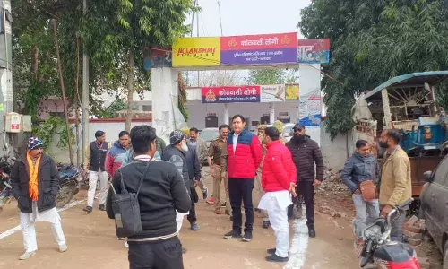 युवक को थाने पर बैठने के विरोध में विधायक लोनी थाने पहुंचे युवक को थाने पर बैठने के विरोध में विधायक लोनी थाने पहुंचे