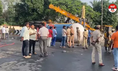 तमिलनाडु: कोचीन से कोयंबटूर जा रहे एलपीजी टैंकर का ट्रक पलटा, कोई नुकसान नहीं तमिलनाडु: कोचीन से कोयंबटूर जा रहे एलपीजी टैंकर का ट्रक पलटा, कोई नुकसान नहीं