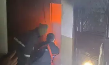 इंदिरापुरम में बिल्डिंग के छठे फ्लोर पर भीषण आग, शॉर्ट सर्किट से हुई घटना इंदिरापुरम में बिल्डिंग के छठे फ्लोर पर भीषण आग, शॉर्ट सर्किट से हुई घटना