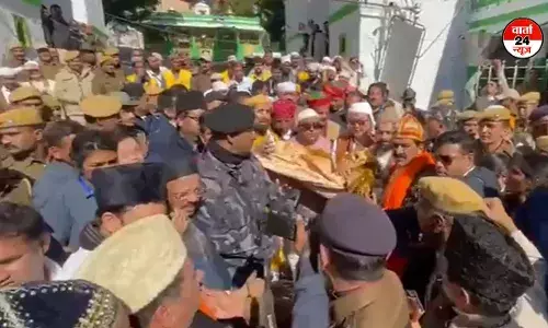 अजमेर शरीफ दरगाह: केंद्रीय मंत्री किरेन रिजिजू ने प्रधानमंत्री मोदी की ओर से चढ़ाई चादर अजमेर शरीफ दरगाह: केंद्रीय मंत्री किरेन रिजिजू ने प्रधानमंत्री मोदी की ओर से चढ़ाई चादर