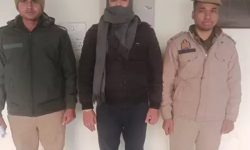 दो हेड कांस्टेबल का रिश्वत लेने का वीडियो वायरल, एसीपी कार्यालय में हुआ मामला दो हेड कांस्टेबल का रिश्वत लेने का वीडियो वायरल, एसीपी कार्यालय में हुआ मामला