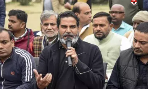 प्रशांत किशोर की गिरफ्तारी के बाद अनशन जारी रखने की घोषणा, स्वास्थ्य जांच के बाद सिविल कोर्ट का रुख प्रशांत किशोर की गिरफ्तारी के बाद अनशन जारी रखने की घोषणा, स्वास्थ्य जांच के बाद सिविल कोर्ट का रुख