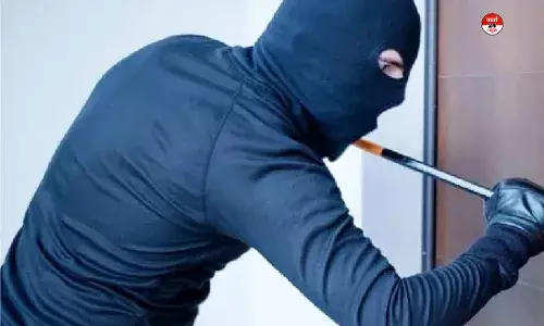 चोरी करने फ्लैट में घुसा, कुछ कीमती सामान नहीं मिला तो महिला को चूम कर भाग गया
