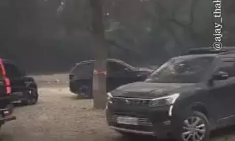 गैंगस्टर ने गाड़ियों का काफिला निकालकर मनाया गर्लफ्रेंड का बर्थ-डे गैंगस्टर ने गाड़ियों का काफिला निकालकर मनाया गर्लफ्रेंड का बर्थ-डे