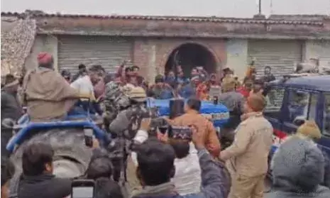 पुलिस हिरासत में युवक की मौत पर हंगामा, पुलिस ने अवैध शराब बनाने के आरोप में पकड़ा था पुलिस हिरासत में युवक की मौत पर हंगामा, पुलिस ने अवैध शराब बनाने के आरोप में पकड़ा था