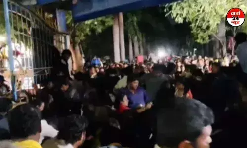 तिरुपति मंदिर में भगदड़: 6 श्रद्धालुओं की मौत, 25 घायल तिरुपति मंदिर में भगदड़: 6 श्रद्धालुओं की मौत, 25 घायल