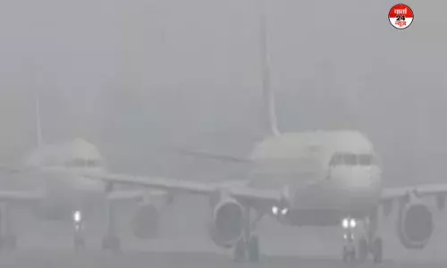 घने कोहरे के कारण दिल्ली एयरपोर्ट पर 100 से ज्यादा उड़ान में हुईं देरी,  यात्रियों की बढ़ी मुश्किलें घने कोहरे के कारण दिल्ली एयरपोर्ट पर 100 से ज्यादा उड़ान में हुईं देरी,  यात्रियों की बढ़ी मुश्किलें