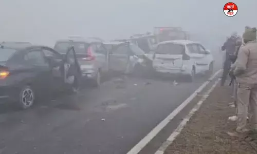 कोहरे के कारण दिल्ली-लखनऊ एक्सप्रेसवे पर भीषण हादसा, कई घायल कोहरे के कारण दिल्ली-लखनऊ एक्सप्रेसवे पर भीषण हादसा, कई घायल