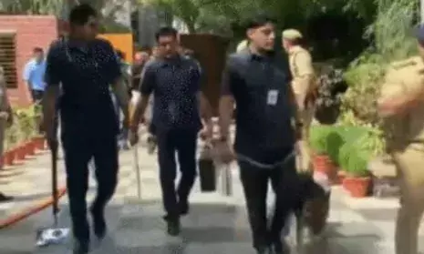 स्कूलों में धमकी भेजने वाले नाबालिग की गिरफ्तारी के बाद लपेटे में NGO, अब राजनीतिक झोले में गिरा बम, भाजपा और आप आमने सामने स्कूलों में धमकी भेजने वाले नाबालिग की गिरफ्तारी के बाद लपेटे में NGO, अब राजनीतिक झोले में गिरा बम, भाजपा और आप आमने सामने