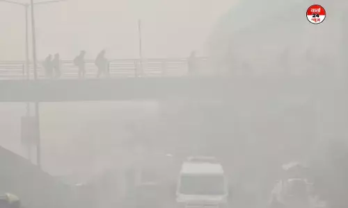 दिल्ली-एनसीआर में घने कोहरे ने वाहनों को दिन में बत्ती जलाने को किया मजबूर! भारी जाम में सरकती रहीं लाखों गाड़ियां, ऑरेंज अलर्ट दिल्ली-एनसीआर में घने कोहरे ने वाहनों को दिन में बत्ती जलाने को किया मजबूर! भारी जाम में सरकती रहीं लाखों गाड़ियां, ऑरेंज अलर्ट