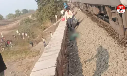 मुंबई में पुष्पक एक्सप्रेस से उतरे यात्रियों को कर्नाटक एक्सप्रेस ने कुचला, 8 की दर्दनाक मौत मुंबई में पुष्पक एक्सप्रेस से उतरे यात्रियों को कर्नाटक एक्सप्रेस ने कुचला, 8 की दर्दनाक मौत