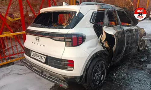 महाकुंभ में दूसरी बार लगी आग,  दो गाड़ियां हुईं खाक, एकादशी के कारण महाकुंभ मेले में भारी भीड़ महाकुंभ में दूसरी बार लगी आग,  दो गाड़ियां हुईं खाक, एकादशी के कारण महाकुंभ मेले में भारी भीड़