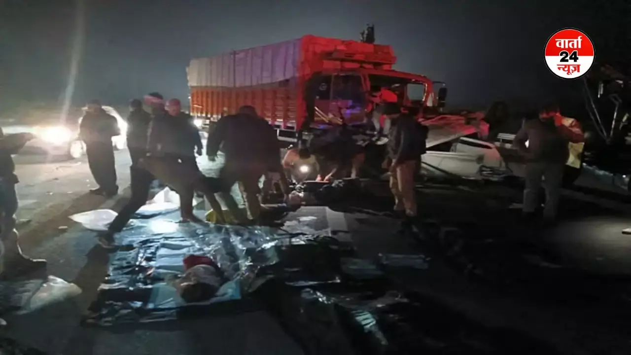 महाकुंभ से लौटते समय लखनऊ-आगरा हाईवे पर दिल्ली के एक परिवार के चार सदस्यों की दर्दनाक मौत महाकुंभ से लौटते समय लखनऊ-आगरा हाईवे पर दिल्ली के एक परिवार के चार सदस्यों की दर्दनाक मौत