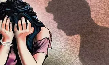 प्रेमी ने महिला के पति को भेज अश्लील फोटो, पति ने घर से बाहर निकाला