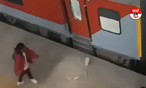 कुंभ मेला स्पेशल ट्रेन पर हरपालपुर स्टेशन पर पथराव, यात्रियों ने गेट खोलने की मांग की थी