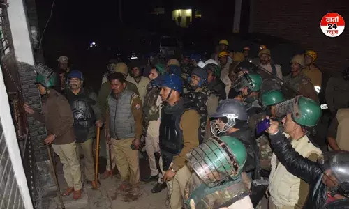 डॉ. आंबेडकर की प्रतिमा हटाने पर बवाल: पथराव, फायरिंग और वाहनों में तोड़फोड़ डॉ. आंबेडकर की प्रतिमा हटाने पर बवाल: पथराव, फायरिंग और वाहनों में तोड़फोड़