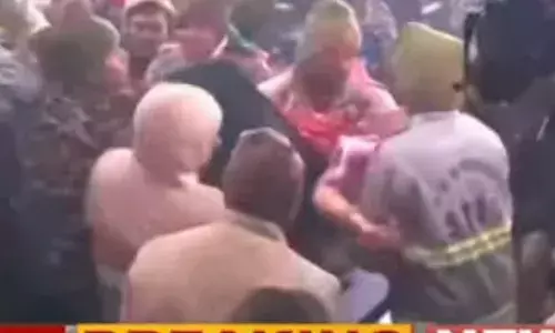 मौनी अमावस के मौके पर महाकुंभ में भगदड़ मची, दर्जनों आहत हुए मौनी अमावस के मौके पर महाकुंभ में भगदड़ मची, दर्जनों आहत हुए