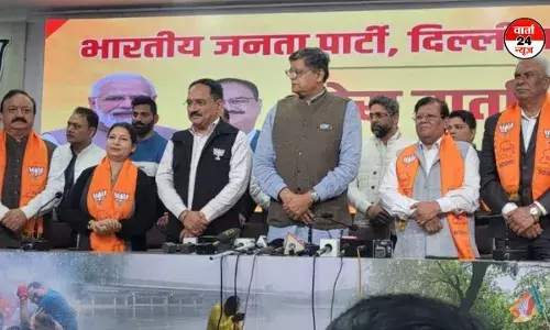 AAP को झटका, आठ विधायक BJP में शामिल, कल दिया था इस्तीफा AAP को झटका, आठ विधायक BJP में शामिल, कल दिया था इस्तीफा