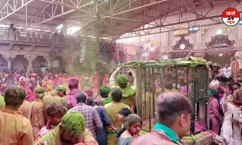 ब्रज में शुरू हुआ 40 दिवसीय होली उत्सव, भक्तों पर चढ़ा रंगों का खुमार ब्रज में शुरू हुआ 40 दिवसीय होली उत्सव, भक्तों पर चढ़ा रंगों का खुमार