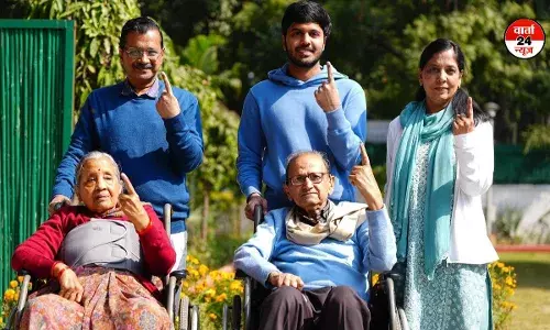 दिल्ली विधानसभा चुनाव: अरविंद केजरीवाल ने परिवार संग किया मतदान, जनता से वोट डालने की अपील दिल्ली विधानसभा चुनाव: अरविंद केजरीवाल ने परिवार संग किया मतदान, जनता से वोट डालने की अपील