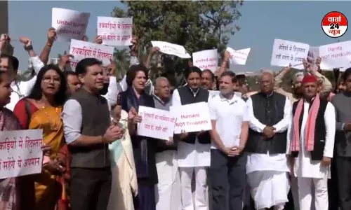 अमेरिका से भारतीयों के निर्वासन पर संसद के बाहर विपक्ष का विरोध प्रदर्शन, जानें सासंदों ने क्यों पहनी हथकड़ियां?