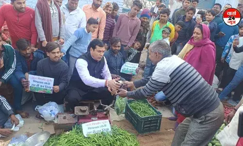 ये क्या... लोनी के पैठ बाजार में भाजपा विधायक नंदकिशोर गुर्जर सब्जी बेचने क्यों बैठ गए ? ये क्या... लोनी के पैठ बाजार में भाजपा विधायक नंदकिशोर गुर्जर सब्जी बेचने क्यों बैठ गए ?