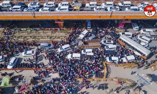 महाकुंभ 2025: श्रद्धालुओं की भारी भीड़, प्रयागराज में जाम से हालात बिगड़े महाकुंभ 2025: श्रद्धालुओं की भारी भीड़, प्रयागराज में जाम से हालात बिगड़े