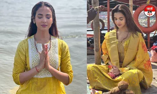 प्रयागराज महाकुंभ में एक्ट्रेस सोनल चौहान ने भी लगाई पवित्र डुबकी, देखें तस्वीरें प्रयागराज महाकुंभ में एक्ट्रेस सोनल चौहान ने भी लगाई पवित्र डुबकी, देखें तस्वीरें
