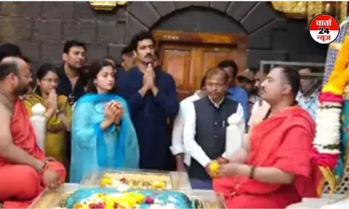 Rashmika Mandanna और Vicky Kaushal ने शिरडी साईं बाबा मंदिर में किए दर्शन, वीडियो वायरल Rashmika Mandanna और Vicky Kaushal ने शिरडी साईं बाबा मंदिर में किए दर्शन, वीडियो वायरल