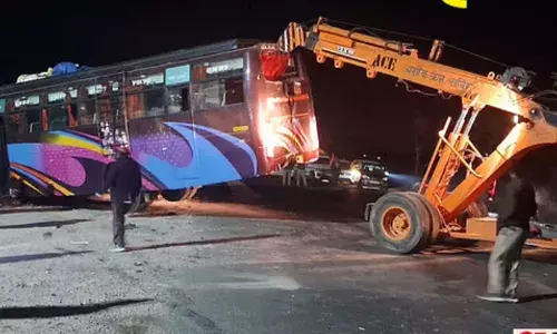 महाकुंभ जा रही बस और बोलेरो में हुई टक्कर, 10 श्रद्धालुओं की मौत 19 घायल महाकुंभ जा रही बस और बोलेरो में हुई टक्कर, 10 श्रद्धालुओं की मौत 19 घायल