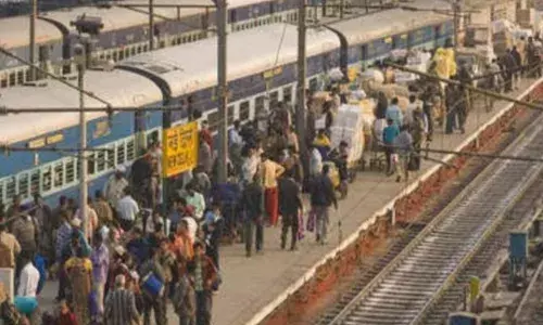 महाकुंभ : कैंट स्टेशन परिसर नो व्हीकल जोन घोषित, प्रवेश और निकासी पर बैरिकेड लगाए