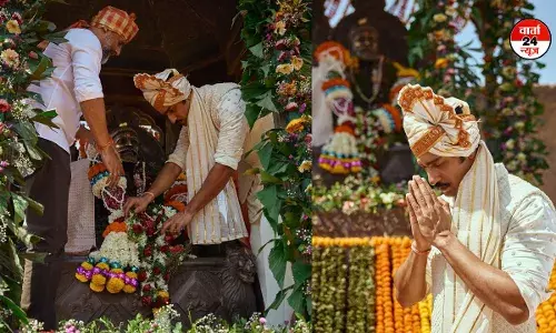 छत्रपति शिवाजी जयंती पर अभिनेता विक्की कौशल ने रायगढ़ किले पर अर्पित की श्रद्धांजलि छत्रपति शिवाजी जयंती पर अभिनेता विक्की कौशल ने रायगढ़ किले पर अर्पित की श्रद्धांजलि