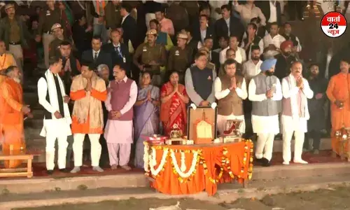 यमुना आरती में दिल्ली की सीएम रेखा गुप्ता अपने कैबिनेट मंत्रियों के साथ हुईं शामिल, जानें अब अगला कार्यक्रम? यमुना आरती में दिल्ली की सीएम रेखा गुप्ता अपने कैबिनेट मंत्रियों के साथ हुईं शामिल, जानें अब अगला कार्यक्रम?